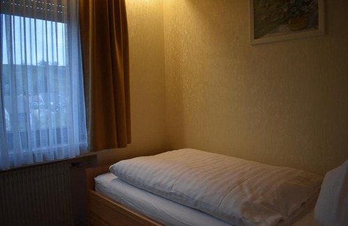 Reutlingen-Bronnweiler Hotel | Cozy Gasthof Rose with Onsite Restaurant & Great Reviews