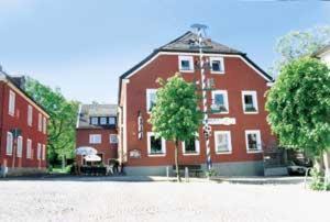 Zell im Fichtelgebirge House | Pet-Friendly Gasthof Rotes Roß with Breakfast and Dining