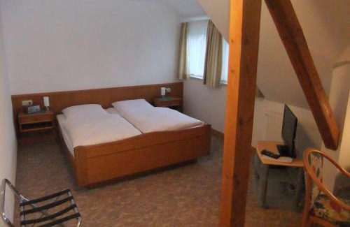 Zell im Fichtelgebirge House | Pet-Friendly Gasthof Rotes Roß with Breakfast and Dining
