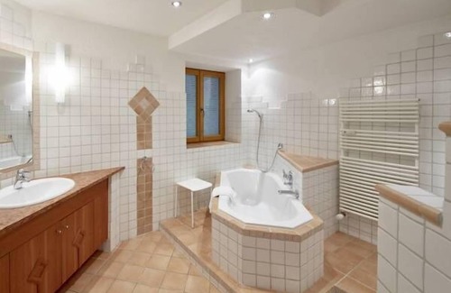 Reutte Hotel | Cozy Gasthof Salzstadl: Family-Friendly & Relaxing Retreat