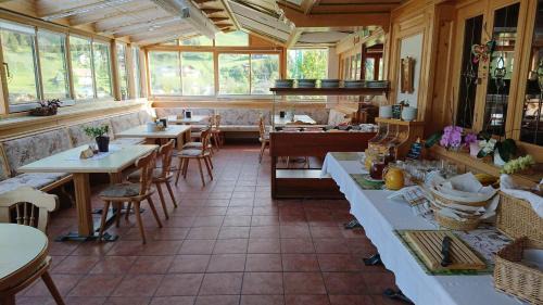 Russbach am Pass Gschuett Bed & Breakfast | Gasthof Schönblick Rußbach: Family-Friendly Retreat
