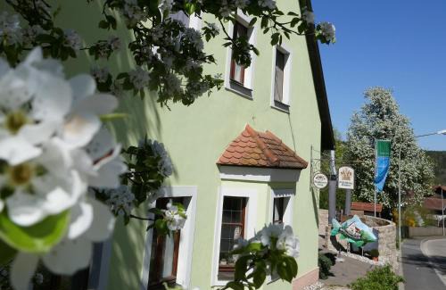 Freudenberg Hotel | Welcoming Gasthof Schloßbräu Lintach with Family-Friendly Amenities