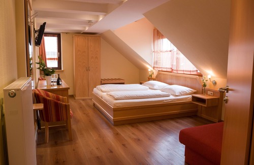Schwarzach am Main Hotel | Exceptional Stay at Gasthof Schwarzes Roß with Breakfast