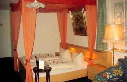 Gruenhaid Hotel | Discover Gasthof Turm: Family-Friendly with Dining Options