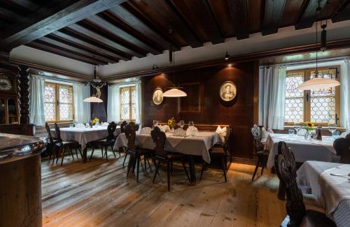 Schonbach House | Discover Gasthof Weyerhof: 4-Star Stay with Pool & Pets Welcome