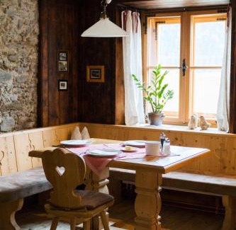 Schonbach House | Discover Gasthof Weyerhof: 4-Star Stay with Pool & Pets Welcome