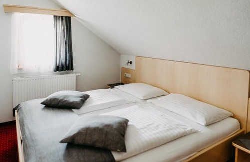 Zedlitzdorf Hotel | Welcoming Gasthof Wunder: Pet-Friendly Stay with Breakfast