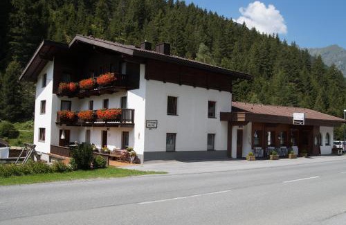 Sankt Leonhard im Pitztal House | Discover Gasthof zur Einkehr: Pet-Friendly Getaway