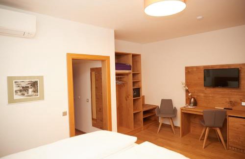 Lackenbach Hotel | Discover Gasthof zum Schilling: Poolside Oceanfront Retreat