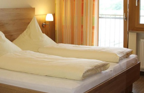 Kleinostheim Hotel | Cozy Gasthof Zum Schwanen: Family-Friendly & Accessible Stay