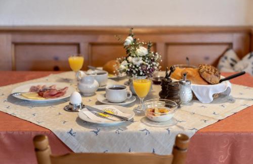 Reichardsroth Hotel | Discover Gasthof Zur frohen Einkehr: Pet-Friendly Retreat