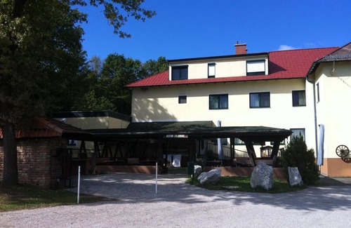 Pottsching Hotel | Pet-Friendly Gasthof zur Grenze with Breakfast Included