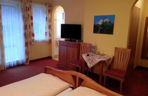 Bad Goisern House | Cozy Gasthof Zur Post: Pet Friendly & Family-Oriented Stay