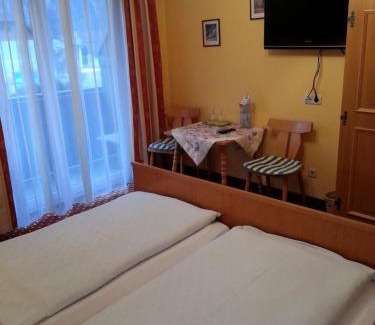 Bad Goisern House | Cozy Gasthof Zur Post: Pet Friendly & Family-Oriented Stay