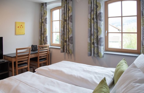 Lalling Hotel | Cozy Gasthof zur Post: Family-Friendly with Breakfast Included