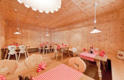 Cornedo All'isarco Hotel | Discover Gasthof Zur Sonne: Family-Friendly Retreat with Spa
