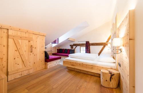Lajen Hotel | Welcoming Gasthof Zur Sonne: Pet-Friendly & Family Enjoyment