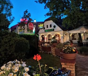 Paty Hotel | Pet-Friendly Gastland M1 Hotel with Breakfast & Hot Tub