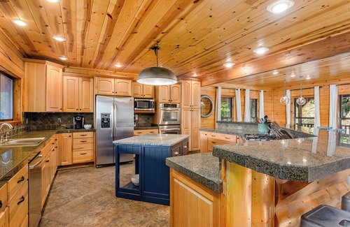 Vendor House | Gaston’s View: Guest Rated 10/10 with Pool & Spa Amenities