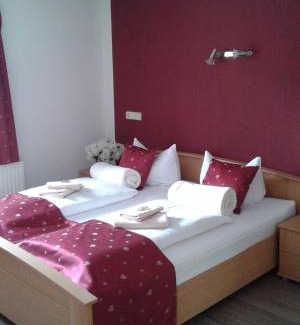 Bertsdorf-Hoernitz House | Pet-Friendly Retreat at Gaststätte & Pension Jägerwäldchen