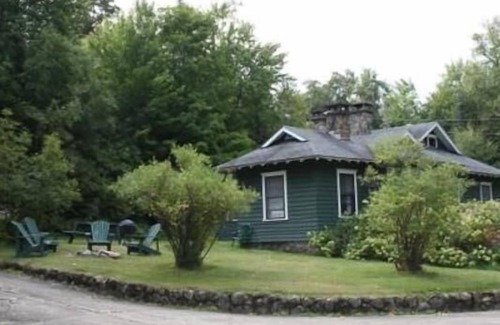 Meacham Cottage | Pet-Friendly Gate Cottage: Family-Friendly with Breakfast