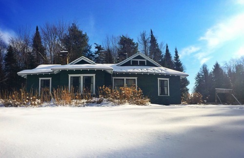 Meacham Cottage | Pet-Friendly Gate Cottage: Family-Friendly with Breakfast