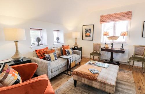 Newton House | Pet-Friendly Getaway at Gate Lodge - 4 Star with High Ratings