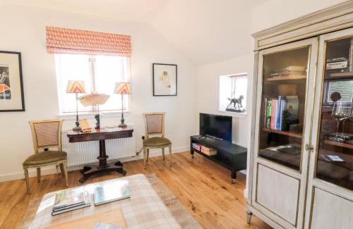 Newton House | Pet-Friendly Getaway at Gate Lodge - 4 Star with High Ratings