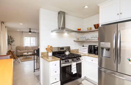 Little Armenia House | Gated 2BD - AC - Family Friendly