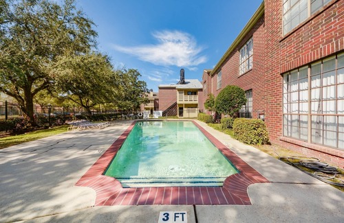 Astrodome House | Gated 2BR Townhouse, Pool & Patio/Near Museums