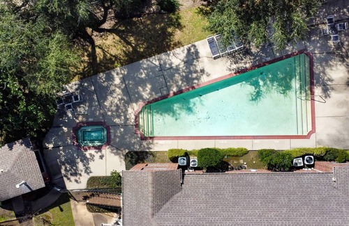 Astrodome House | Gated 2BR Townhouse, Pool & Patio/Near Museums