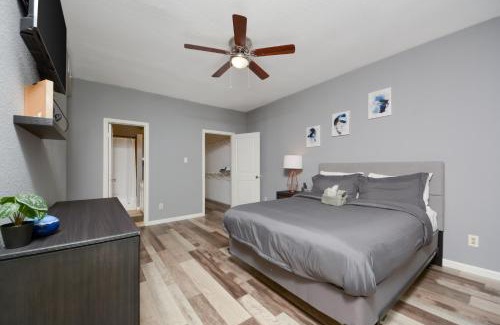 Astrodome Apartment | Gated 2BR Townhouse, Pool & Patio, Near Museums