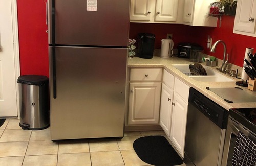 Oxford Condo | Ideal Condo with Pool, WIFI & Washer/Dryer Near Campus