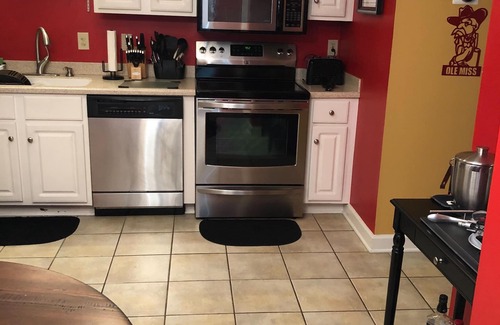 Oxford Condo | Ideal Condo with Pool, WIFI & Washer/Dryer Near Campus
