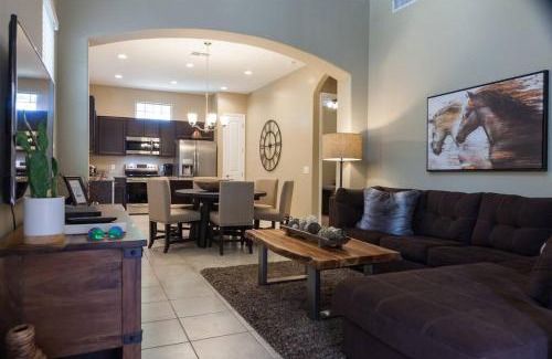 Mesa House | Inviting Townhouse with Heated Pool & Hot Tub Near US60