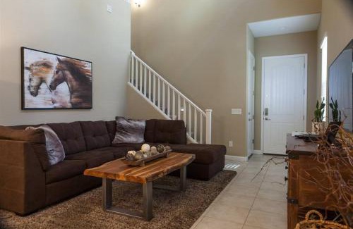 Mesa House | Inviting Townhouse with Heated Pool & Hot Tub Near US60
