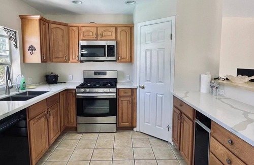 Thousand Oaks Villa | Exclusive Villa with Pool and Open Space - Rated 10/10