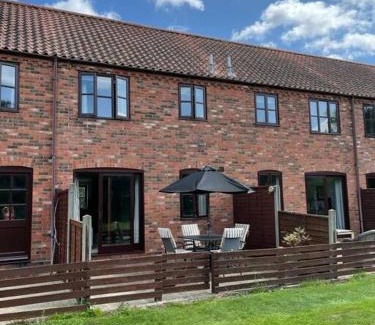 Irstead House | Exceptional Gatekeeper Cottage: Family-Friendly Retreat