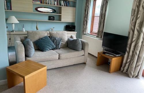 Irstead House | Exceptional Gatekeeper Cottage: Family-Friendly Retreat