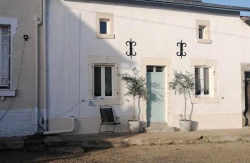 Taize-Maulais Bed & Breakfast | Cozy Gatekeepers Cottage: Pet-Friendly Stay in Taizé