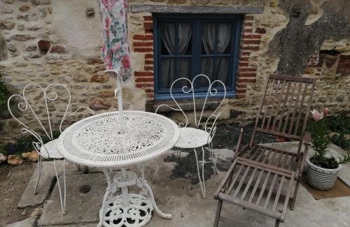 Taize-Maulais Bed & Breakfast | Cozy Gatekeepers Cottage: Pet-Friendly Stay in Taizé