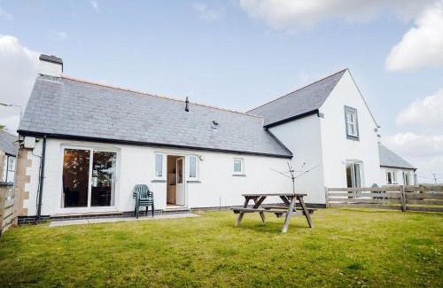 Lydstep House | Gatekeepers Cottage: Pet-Friendly Retreat with Private Pool