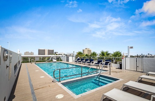 Bay Harbor Islands Apartment | Gateway 2BR Apartment with Rooftop Pool - Perfect for Families