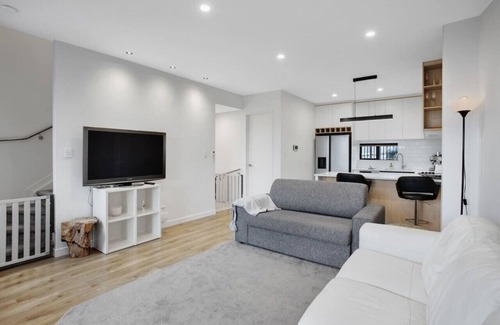 Massey House | Gateway Escape Townhouse with BBQ and Parking