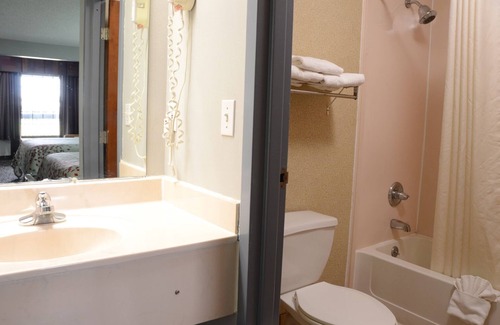 Clarksville Hotel | Pet-Friendly Gateway Inn and Suites with Spa & Breakfast