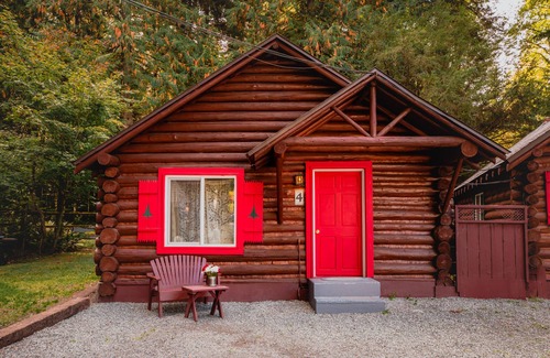 Ashford Cabin | Gateway Inn: Family-Friendly Stay with Breakfast Included