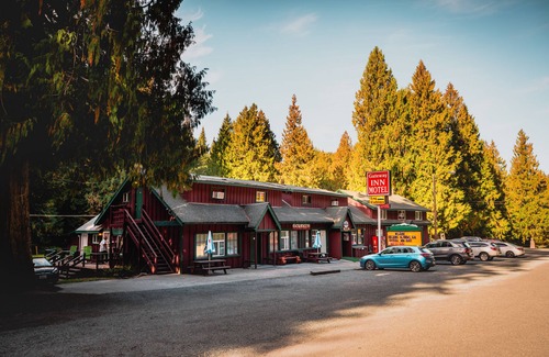 Ashford Cabin | Gateway Inn: Family-Friendly Stay with Breakfast Included