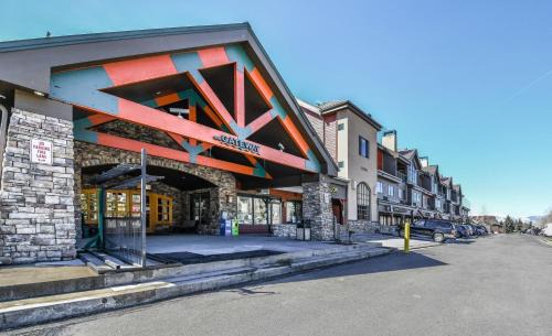 Mountain House House | Gateway Lodge 5030: Guest Rated 10/10 with Pool & Hot Tub
