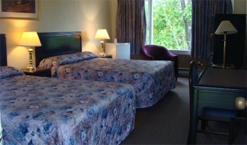 Gananoque Hotel | Cozy Gateway Motel: Pet-Friendly Stay with Fireplace Access