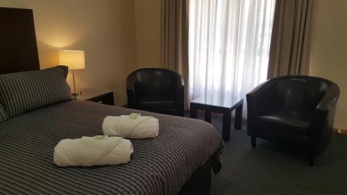 Broken Hill Hotel | Gateway Motor Inn: Self Check-In with Oceanfront Views